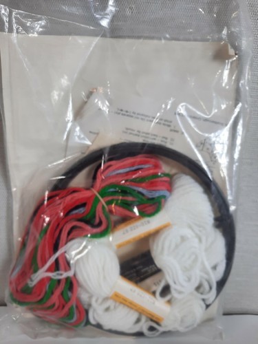 Bernat Holiday Hoops Christmas Stitchery Kit Mr Kringle Santa W09265 New - Picture 4 of 5