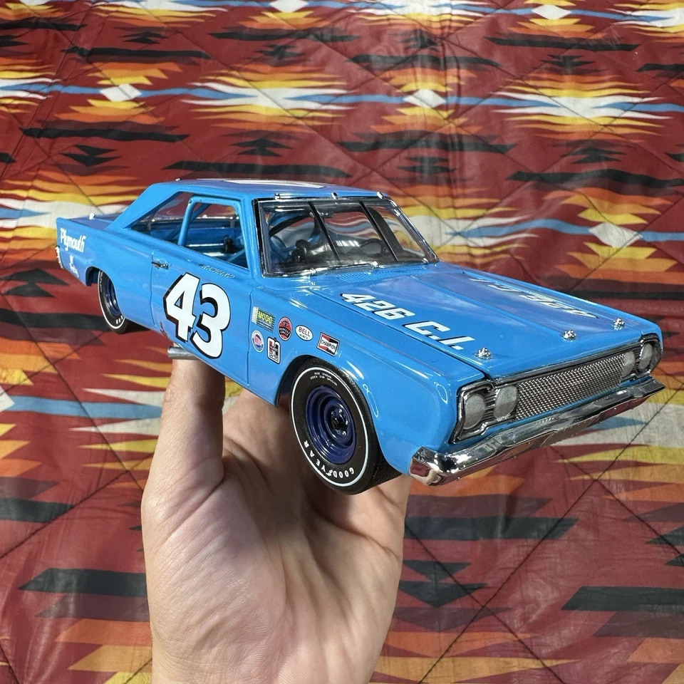 Richard Petty 1:24 #43 Plymouth GTX Belvedere 1967 Franklin Mint Diecast - Image 2 of 4