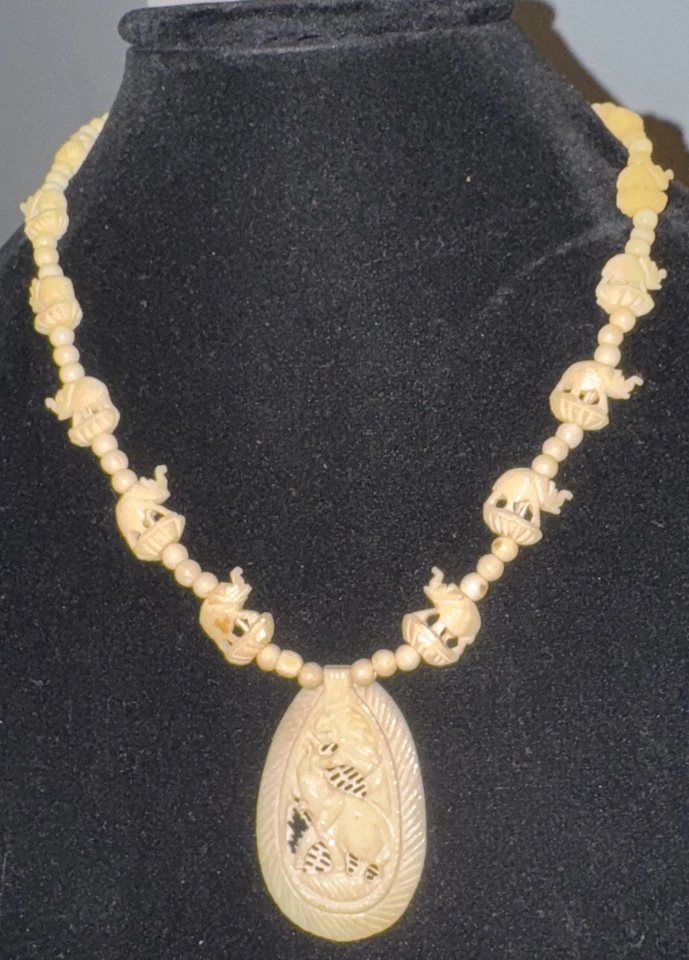 "Collar y colgante vintage de elefante blanco hueso acrílico años 60 18""" Foto 2 de 4