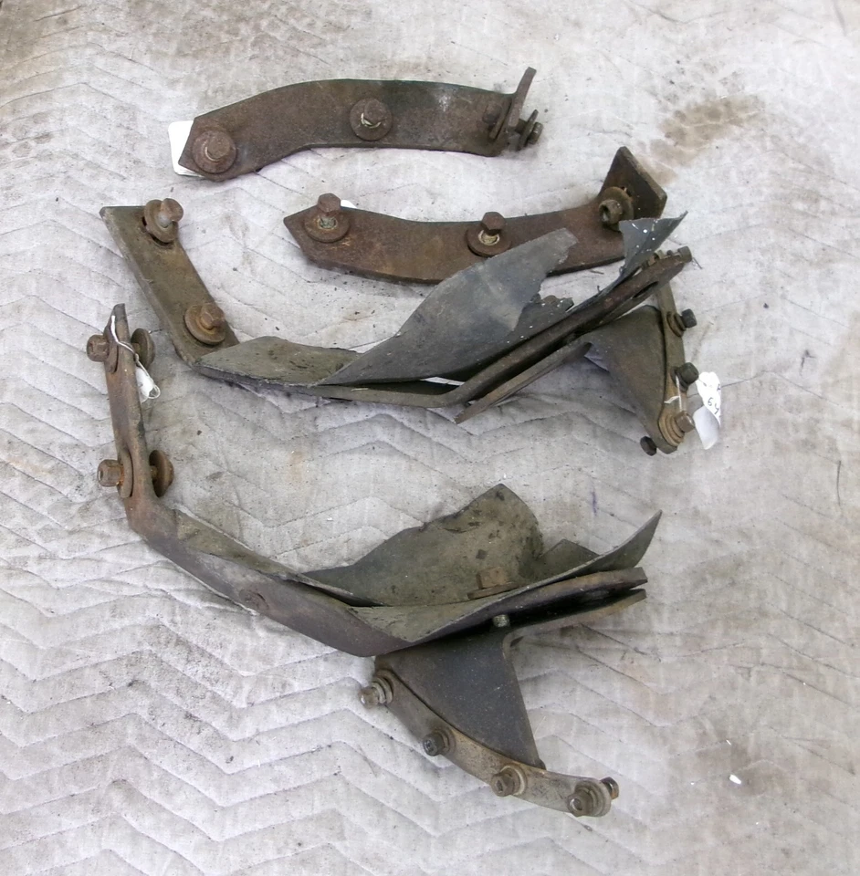 Juego completo de soportes de parachoques trasero Cadillac 1964 con pernos de colección OEM Foto 4 de 4