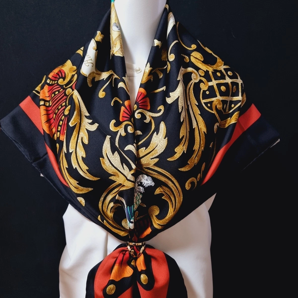 Grand Foulard Vintage En Polyester – Motif Floral Avec Chaînettes – 86x89 Cm – Occasion TBE
