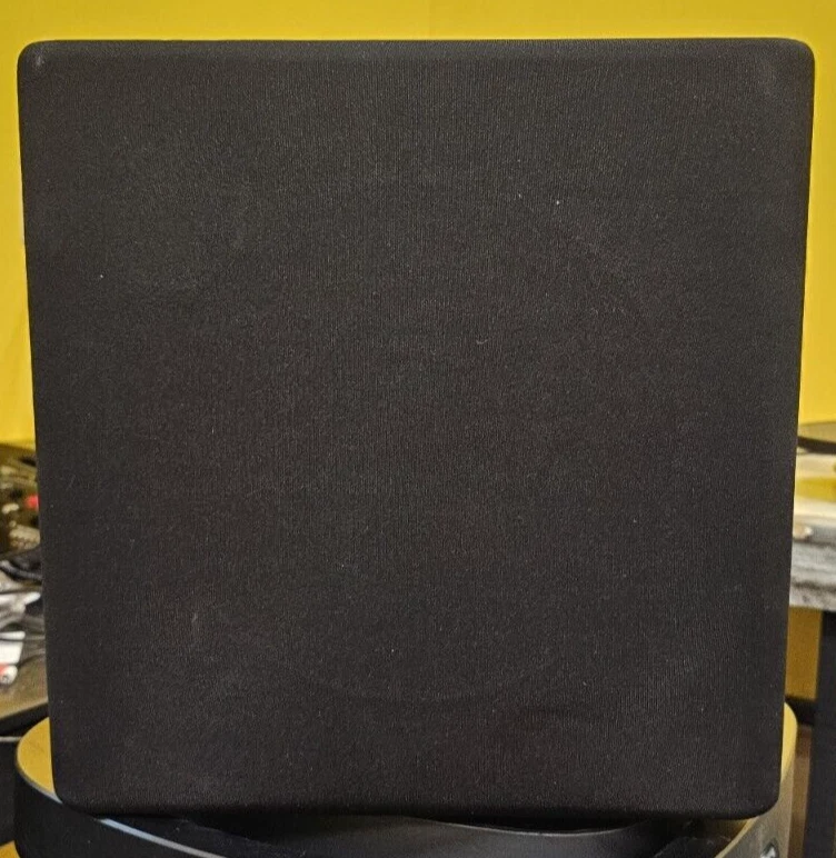 Subwoofer alimentado KEF KUBE10B Kube 10" 300W - Negro - Usado Foto 2 de 2