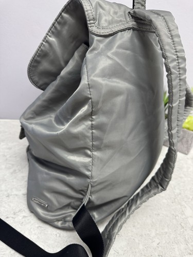 Mochila de nailon Rebecca Minkoff masilla plateada bolsillos medianos con cremallera Nordstrom - Imagen 6 de 24