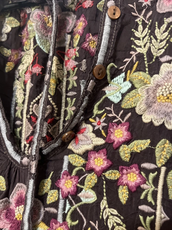 Top túnica Johnny Was FABIO talla S bordado floral marrón manga 3/4 botón y corbata Foto 2 de 4