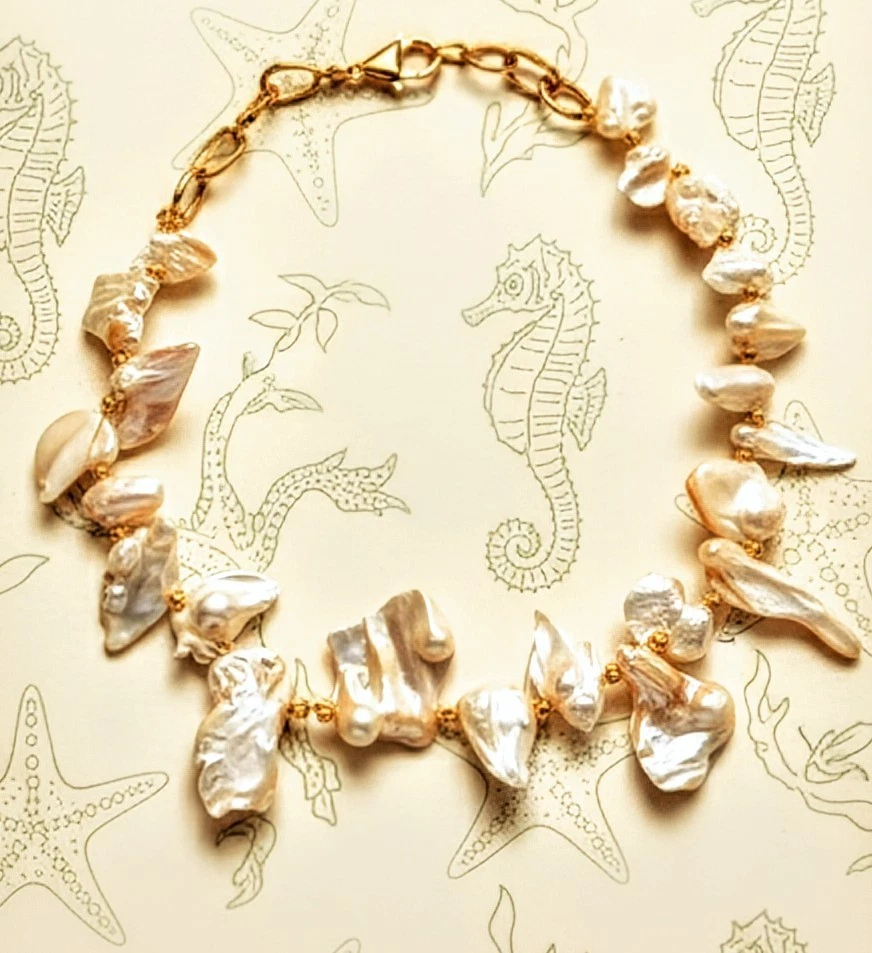 Collar de forma libre de agua dulce con pétalo de flor natural Keishi enchapado en oro