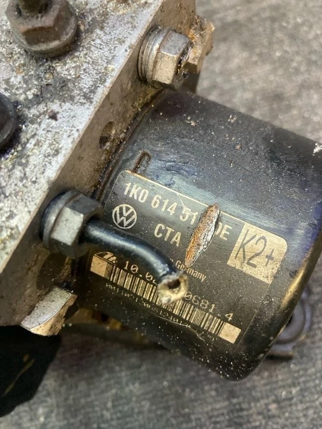 2011 Skoda Octavia Greenline ABS Pump 1K0907379BJ 1K0614517DE - Image 2 of 2