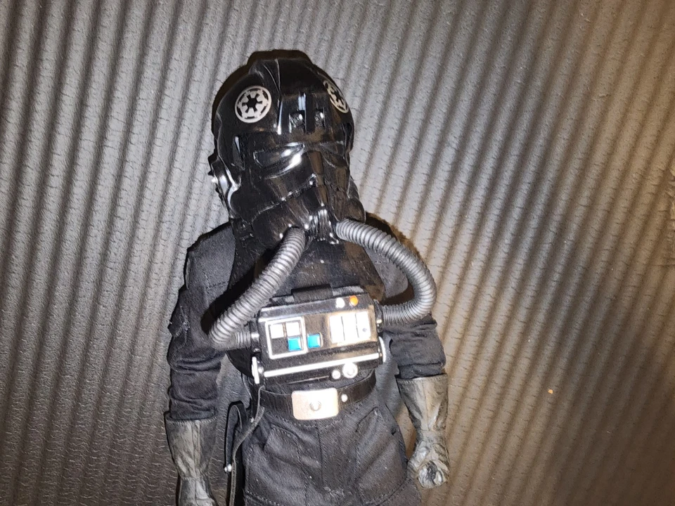 Figura de piloto de combate TIE de 12 pulgadas Star Wars Sideshow Collectibles, suelta Foto 2 de 3