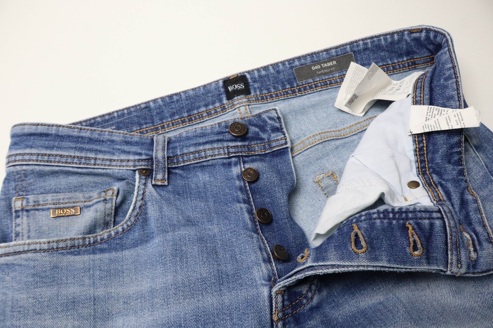 HUGO BOSS 040 Taber Tapered Fit Jeans Men's W31/L32 Faded Whiskers Button Fly thumbnail 4