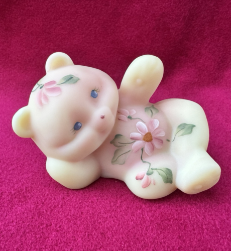 Fenton Satin Burmese Laying Reclining Bear handbemalt Figur Uranium signiert