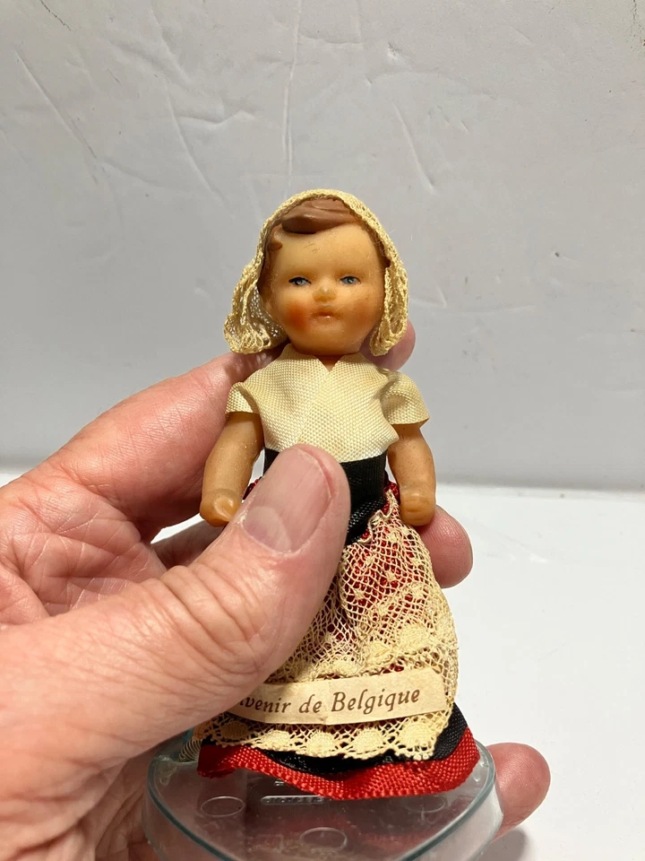 Muñeca de recuerdo vintage de Bélgica de goma 4" mediados de siglo Foto 4 de 4