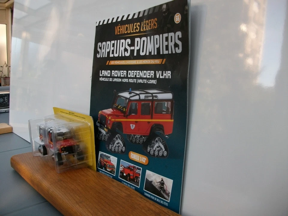 Collection Véhicules Légers Pompiers N°66 Land Rover Defender VLHR (Haute Loire) - Photo 2/3