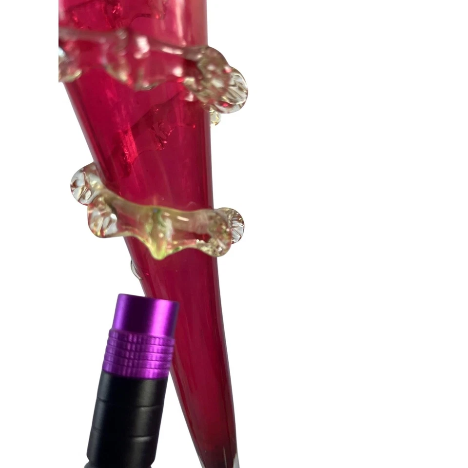 Flor trompeta victoriana de vidrio de arándano Epergne con acento de base de latón Foto 4 de 4