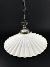 Lampadario sospensione con catena ottone e piatto bianco ceramica ondulata 30 cm