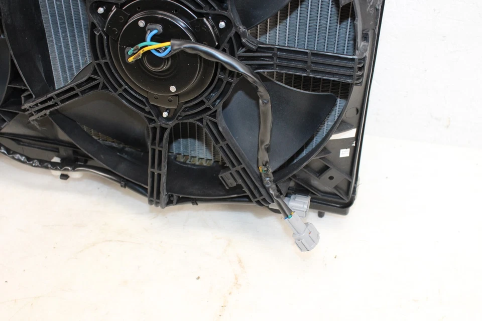 Ventiladores de radiador/radiador Nissan 350z M/T 2003-2007 OEM HV51 Foto 3 de 4