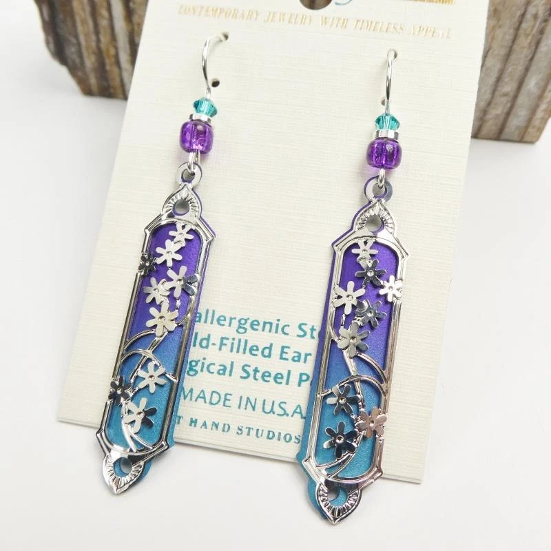 Pendientes Adajio Púrpura y Verde Azulado Columna Larga con Superposición Floral Plata Brillante Foto 2 de 4