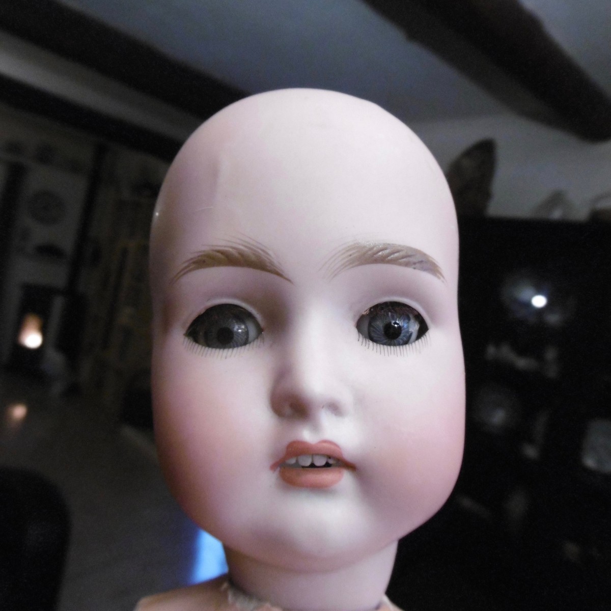 Poupée allemande vintage en porcelaine avec tête en biscuit