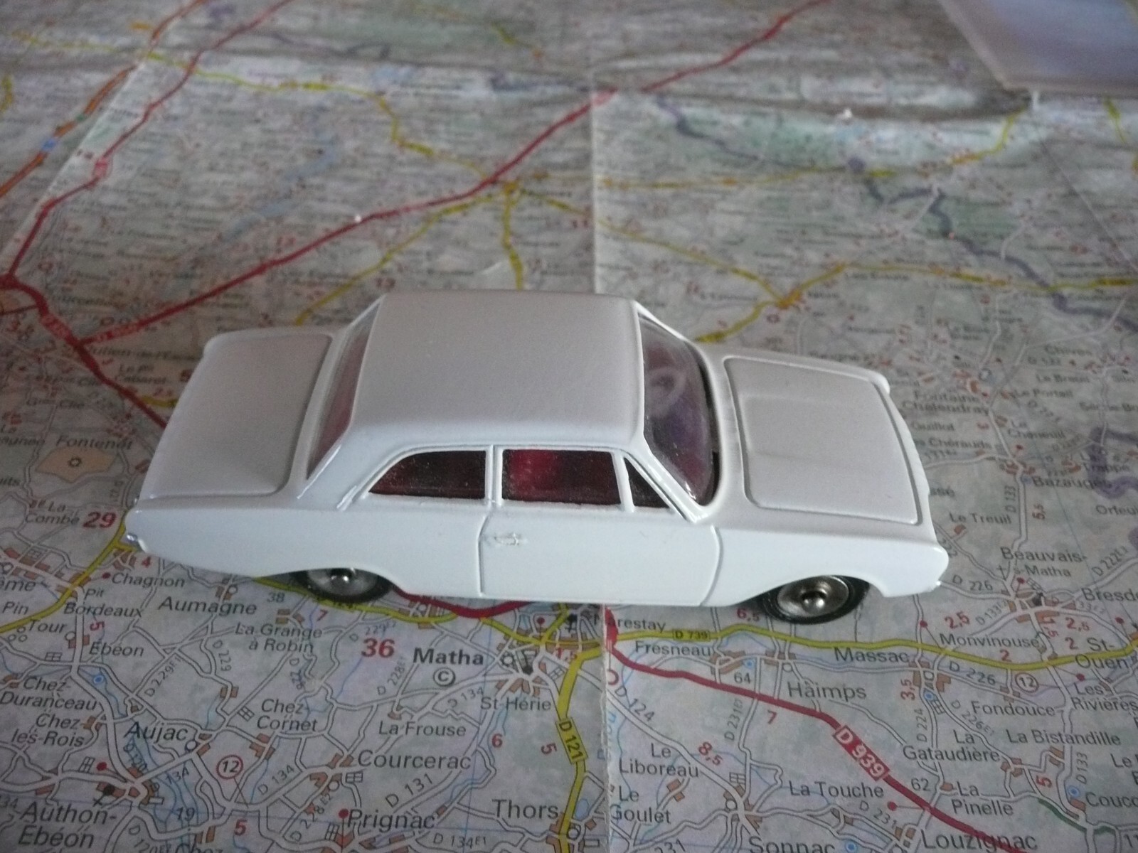 Dinky 559, Ford Taunus 17M - Free Price Guide & Review