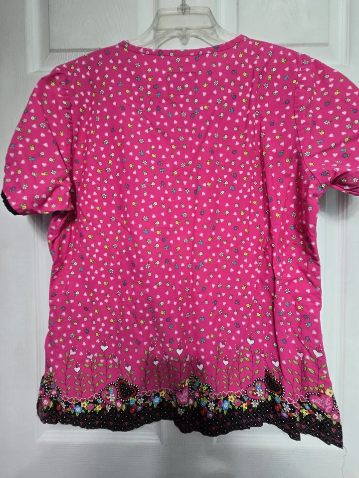 Blusa Médica Mary Engelbreit Talla L-Rosa/Negro Floral-Pecho 23"/L 27" Foto 2 de 4