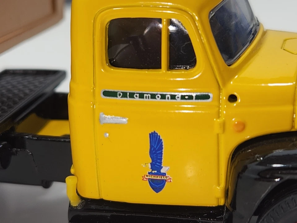 CORGI CLASSICS LIMITED ED RICHFIELD DIAMOND T620 SEMI FLATBED CANVAS DRUMS 1:50 - Image 2 of 4