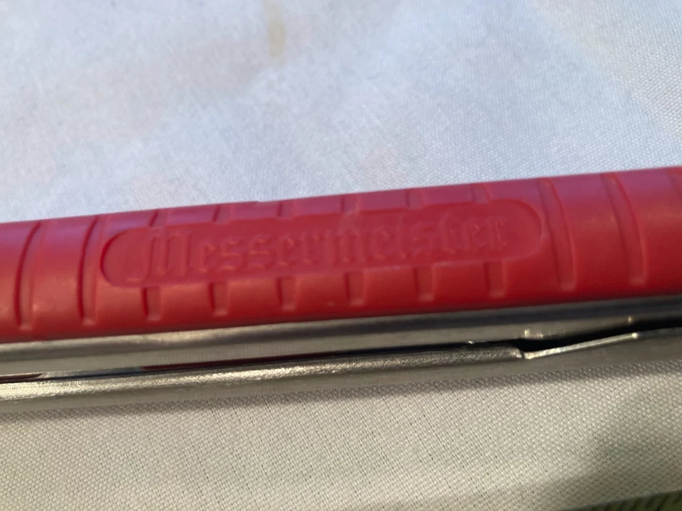 Pinzas de bloqueo Messermeister de acero inoxidable recubiertas de silicona de 12" - ROJAS Foto 2 de 4