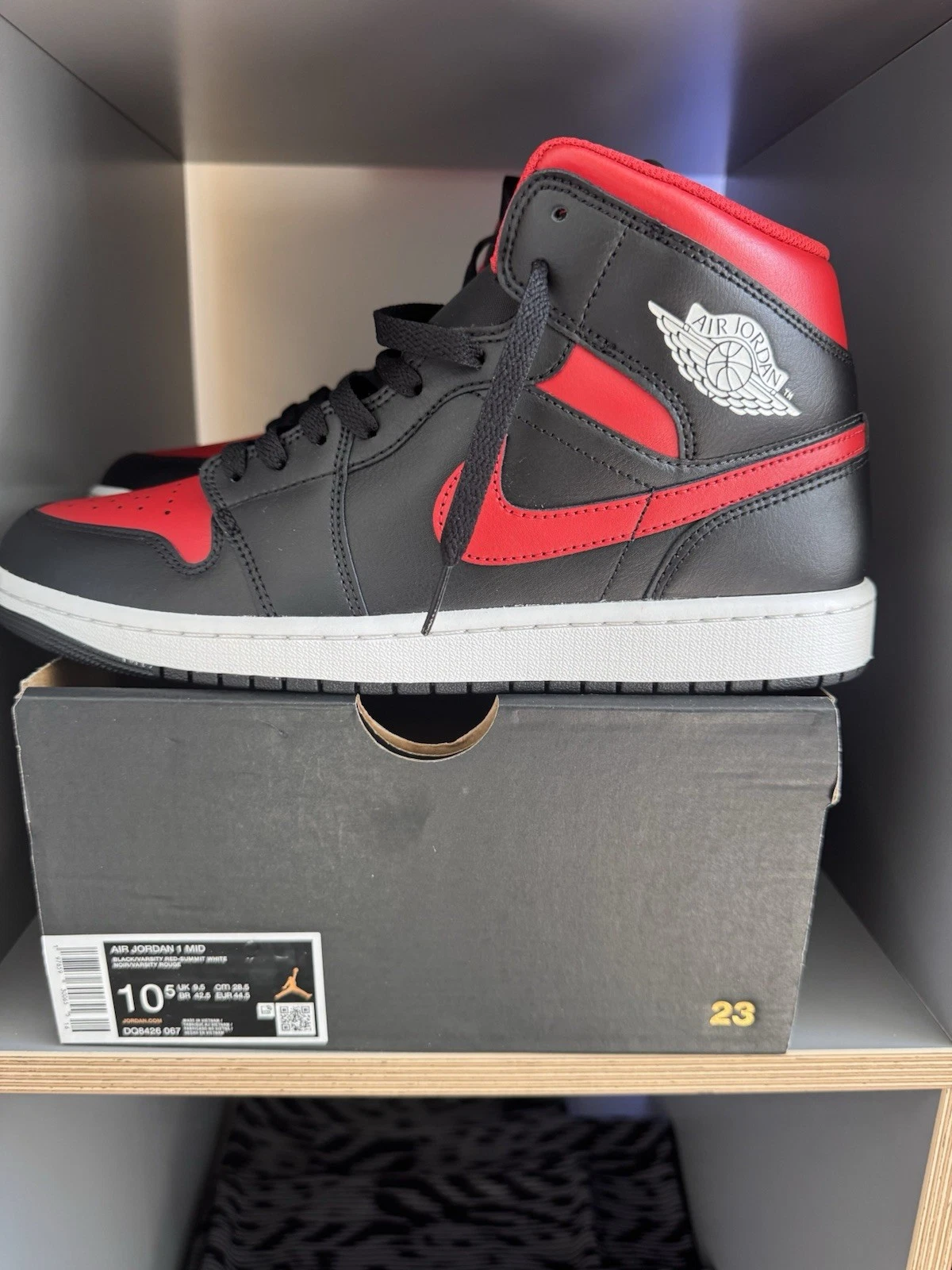 Jordan 1 Mid uomo taglia UK 9 5 nuovo di zecca