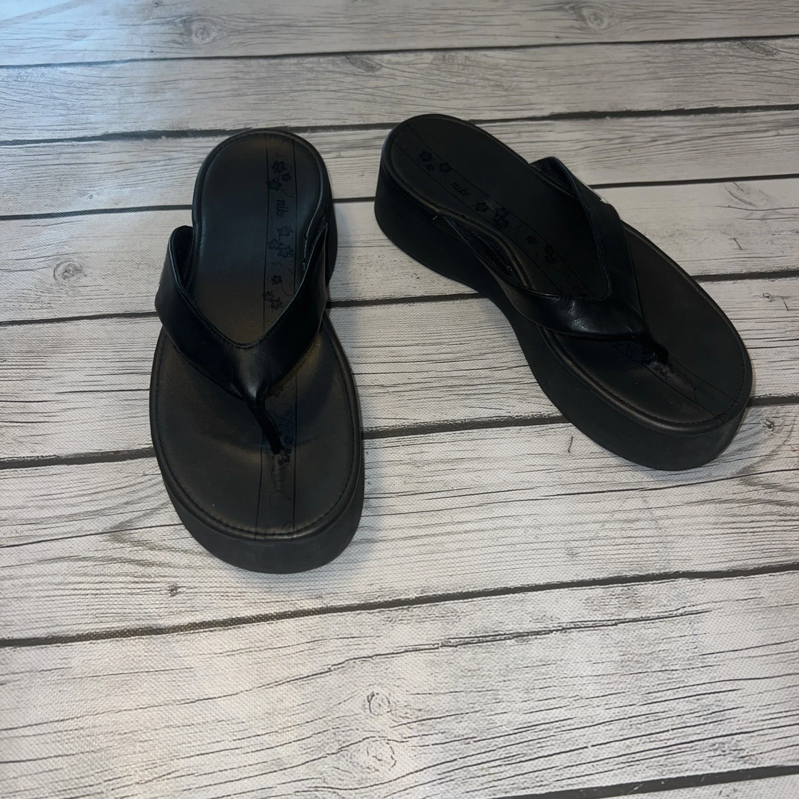 Sandali sportivi Nike donna tanga misura 8 2” plateau neri vintage rari