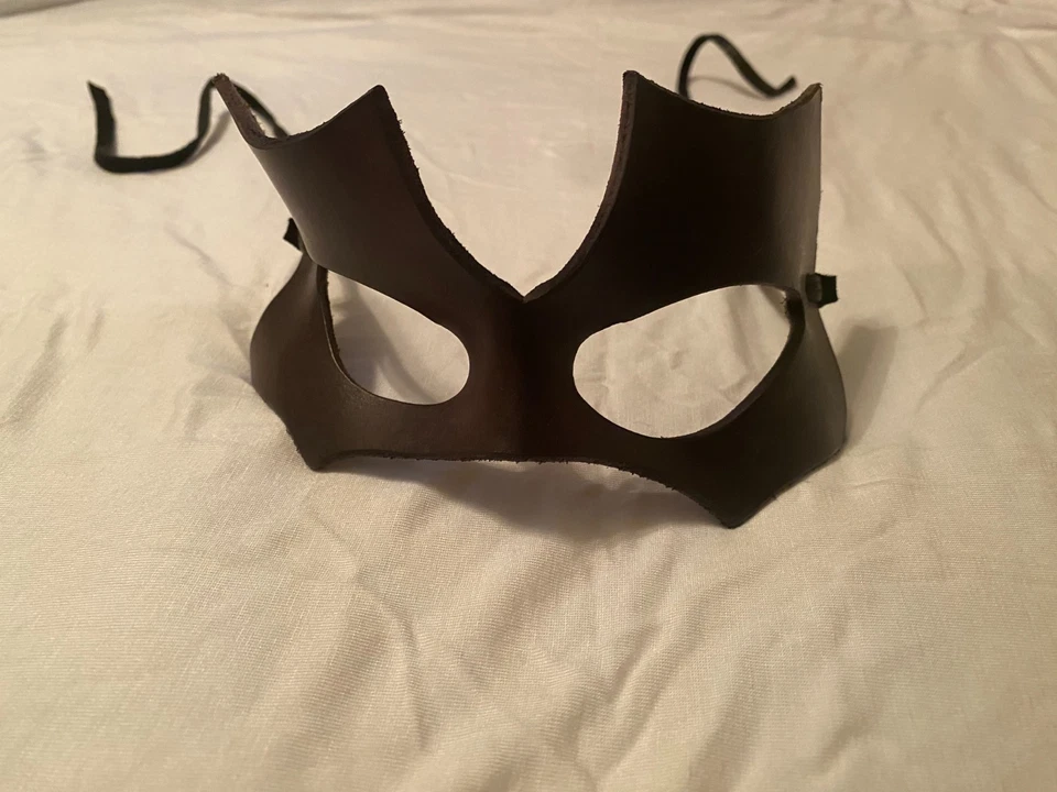 Máscara de carnaval hecha a mano de cuero negro de Halloween para adultos Foto 3 de 4