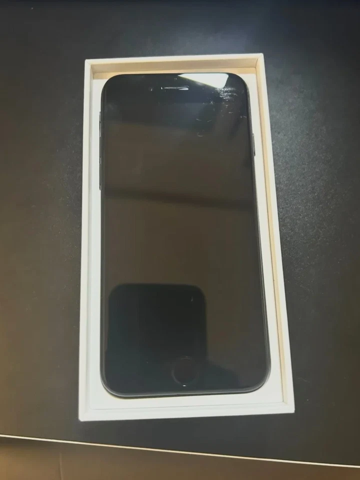 iPhone SE (2020) - 64 GB - Schwarz - funktioniert einwandfrei (inkl. Kabel & Box - Bild 1 von 4