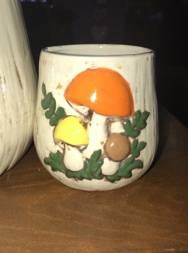 1974 Mushroom Canister Set - 2 Jars No Lids - 4 And 7” - See Details - Picture 2 of 20