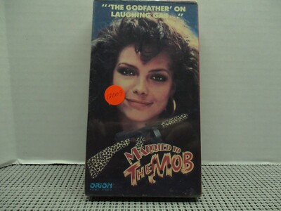 Married To The Mob Michelle Pfeiffer Alec Baldwin Dean Stockwell VHS Movie
