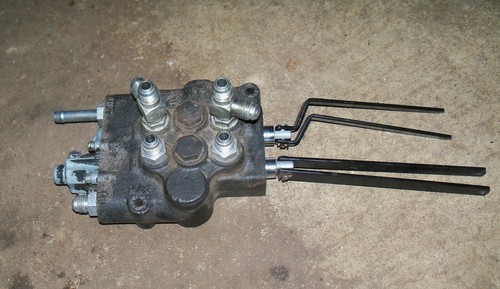 Válvula de control John Deere 318 332 H2, modelos tardíos, AM108779 - Imagen 1 de 3