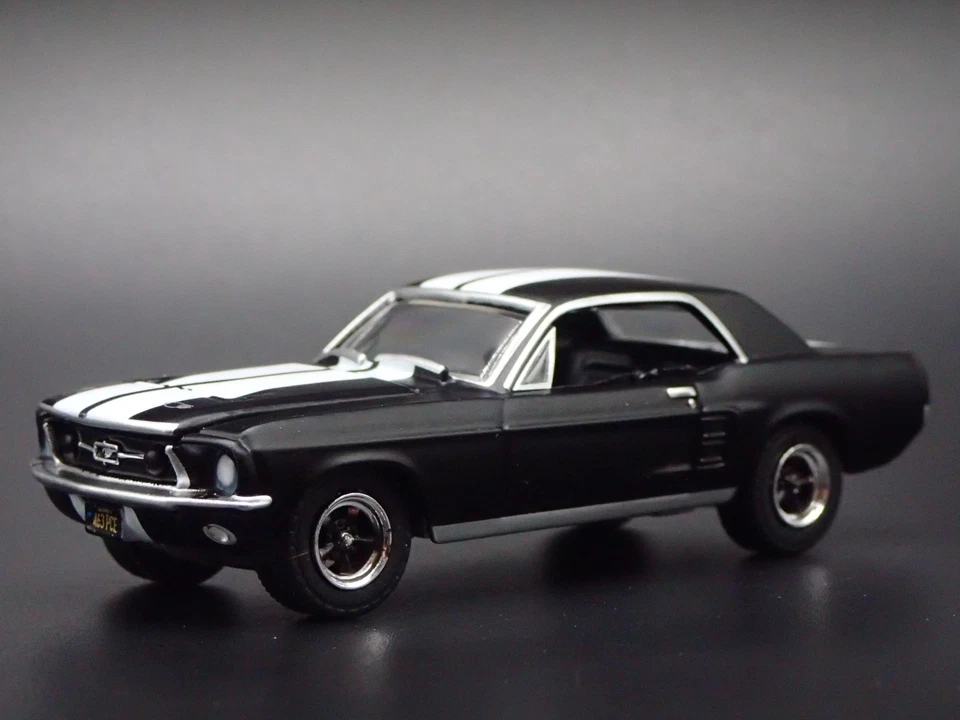 Ford Mustang Creed II 2025 Greenlight Hollywood 1967 serie negra 35 1:64 Foto 2 de 4