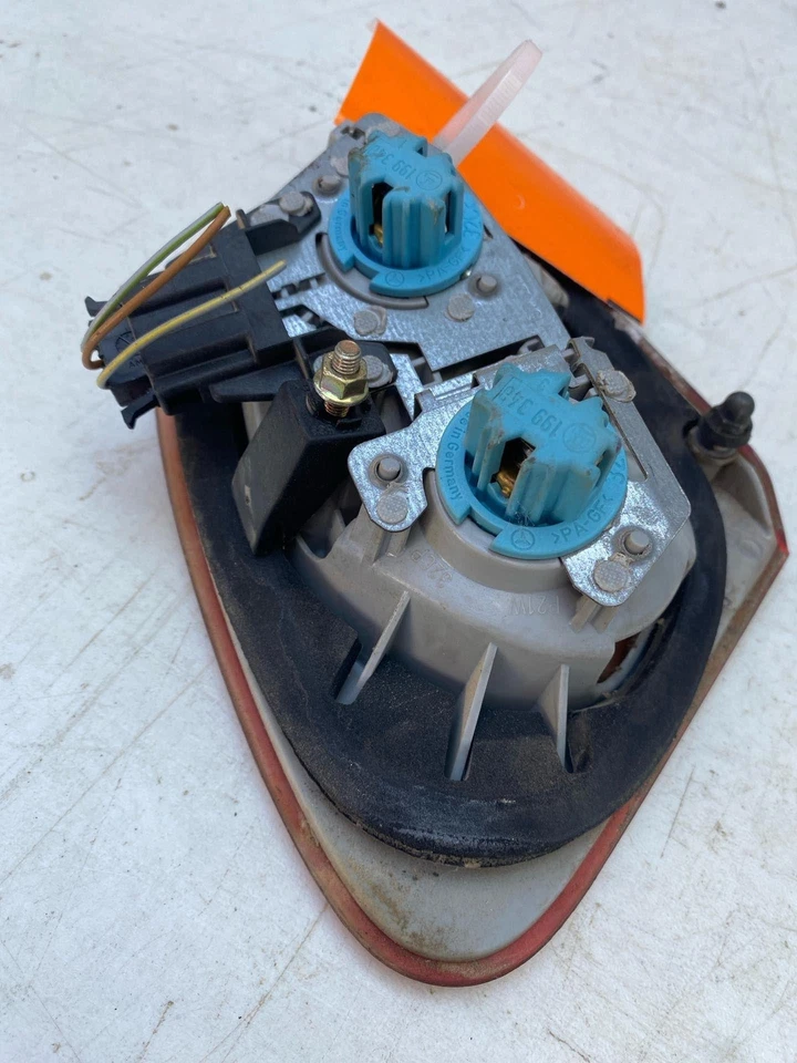 Mercedes Benz Clase E E300TD 1996-1999 luz trasera montaje interior conductor izquierdo Foto 3 de 4