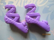 BARBIE DOLL / PAIR OF SHOES: BOOTS, PUMPS ....... (825)