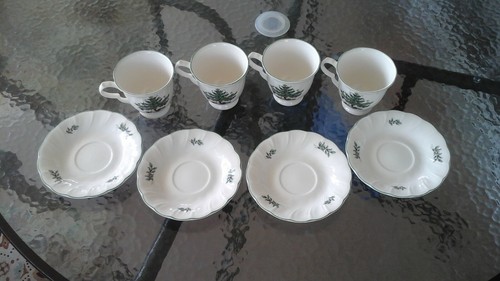 Nikko HAPPY HOLIDAYS Set of 4 Coffee Tea Cups & Saucers Christmas holiday mugs - Picture 2 of 12