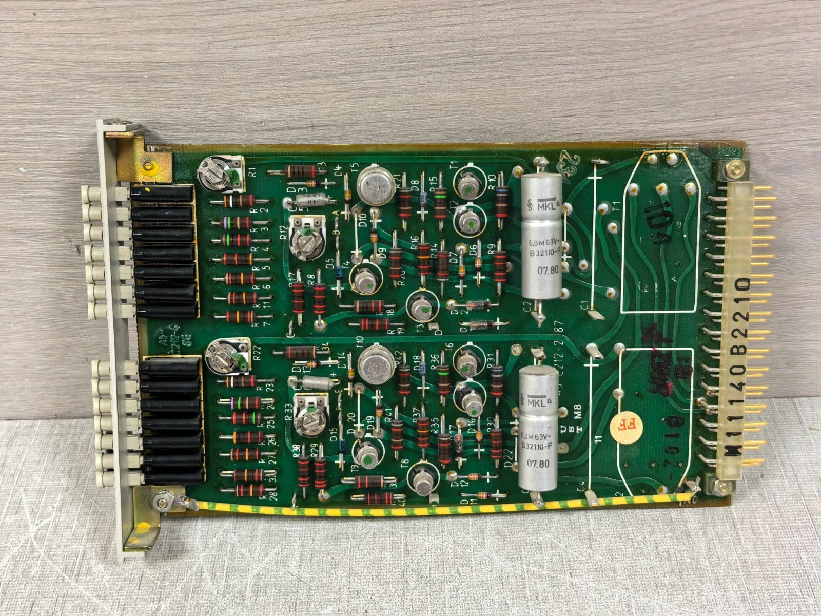 Siemens 7TT1122-1/DD M11140-B2210 SIEMENS 7TT1122-1/DD M11140-B2210 CIRCUIT BOARD 7