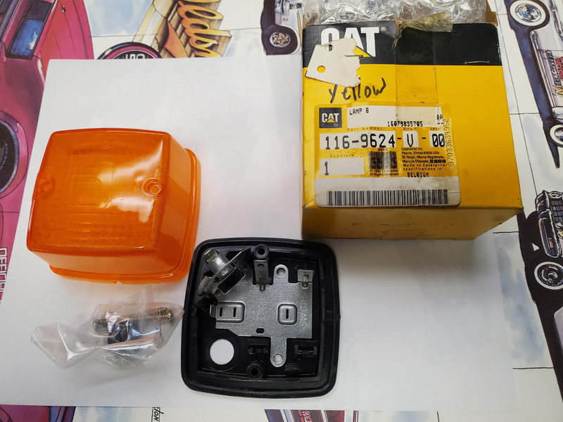 116-9624  Genuine OEM  CAT  SIGNAL LAMP  w/Amber Lens   Caterpillar  116-9624