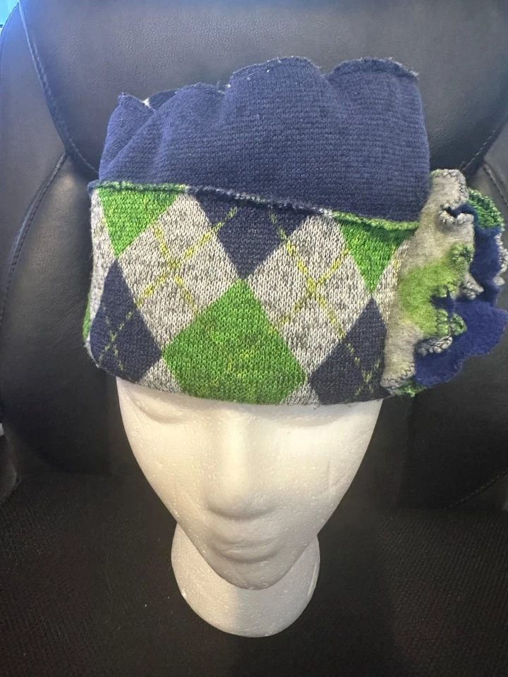 Sombrero Cloche Único Patrón Argyle con Acento Floral Azul y Verde Foto 3 de 4