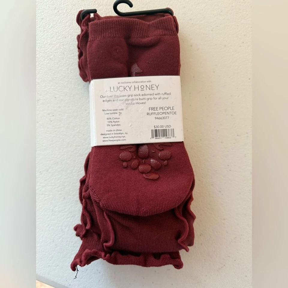 ¡NUEVO CON ETIQUETAS! Calcetines Free People FP Movimiento Volantes Sobre la Rodilla Agarre Punta Abierta Rojo Deportivo Foto 4 de 4