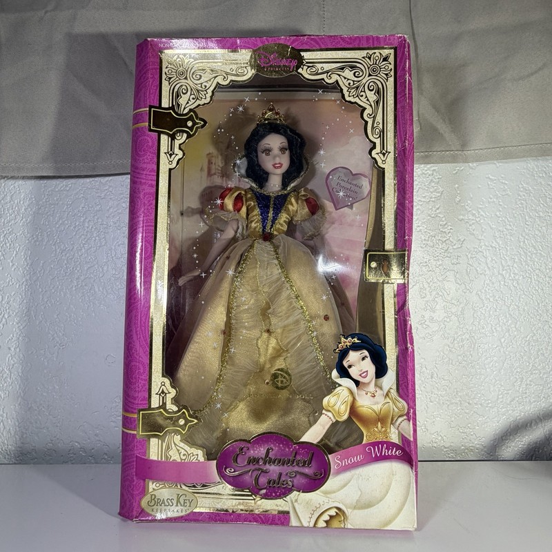 Snow White Enchanted Tales Disney Princess Doll Brass Key Porcelain 2007