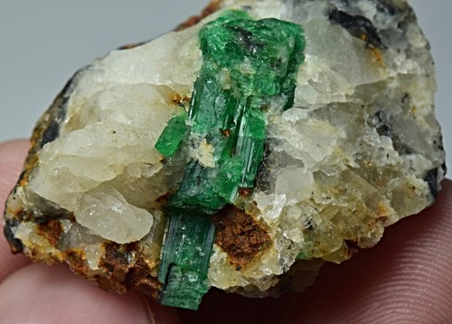 Natural Green Color Emerald Crystal On Quartz Matrix 85 Carat - Picture 2 of 5