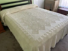 Mohawk Home Full Chenille Bedspread Off-White Fringed Edge Rounded Corners USA