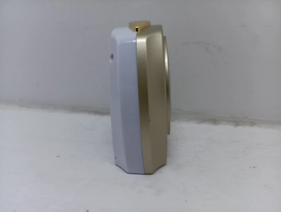 Reloj despertador de cabecera de plástico dorado y blanco Foto 4 de 4