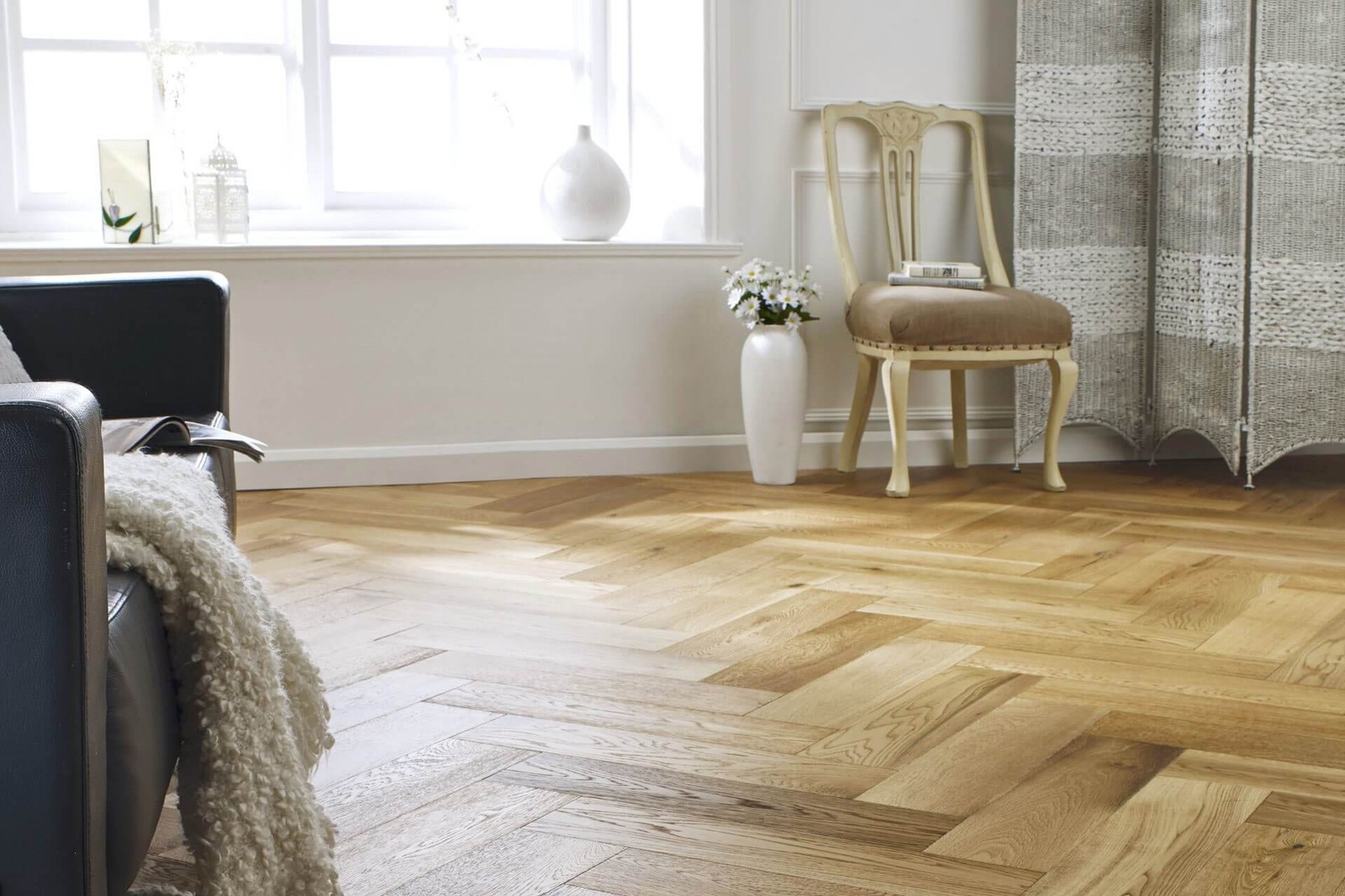 Parquet Massif Bâton Rompu Nobless Vernis Naturel : Rénovez Vos Sols avec un Chêne Facile à Entretenir