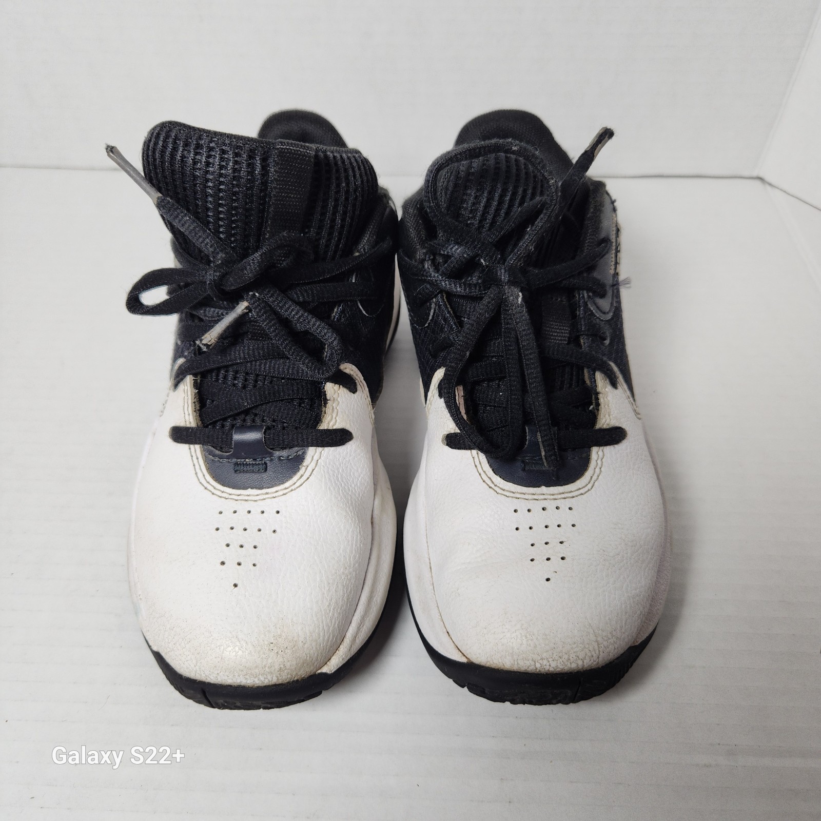 SAOLA Scarpe da ginnastica Under Armour giovanile. Bianco e nero taglia 2 anni.