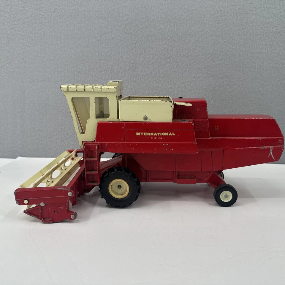 Tractor de juguete Ertl International Hydrostatic 915 1984 de colección brazo combinado 1/20 Foto 4 de 4