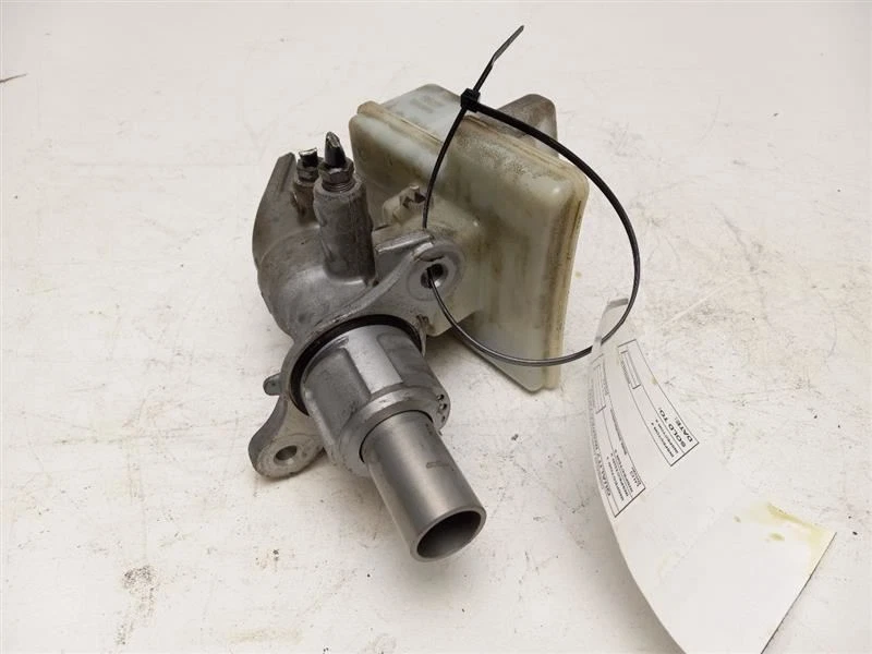 Mercedes-Benz ML63 2012 AMG cilindro maestro de freno Foto 3 de 4