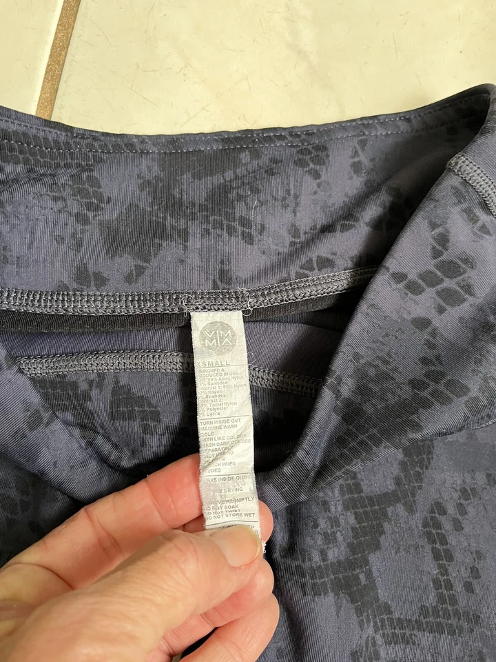 Leggings VIMMIA púrpura oscuro/negro estampado de serpiente con patas de encaje en contraste talla XS Foto 3 de 4