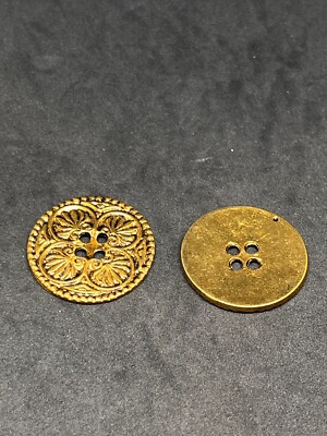 Golden Detail Exquisite Individual Antique-Style Metal Button with Floral Emboss