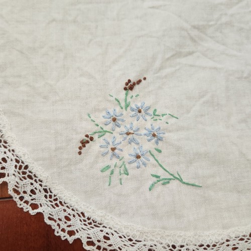 VTG Embroidered Daisy & Lotus Flowers Round Dresser Vanity Coaster Scarf Lace - Picture 4 of 13